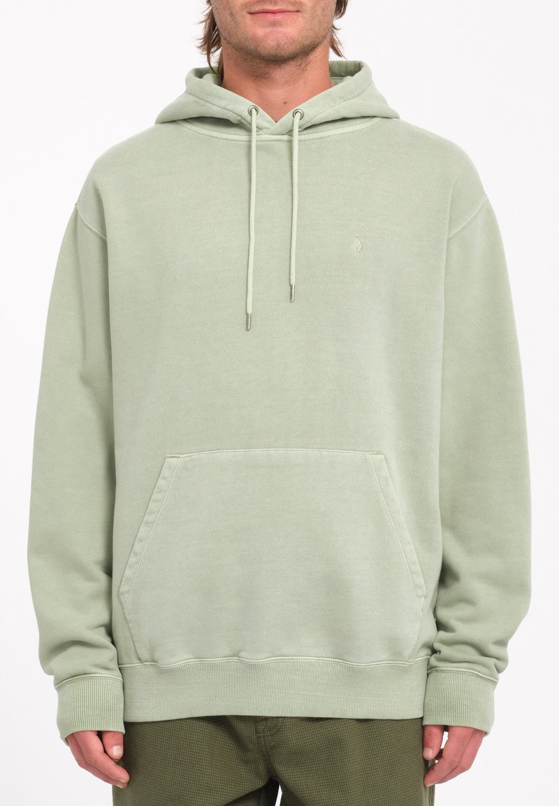 Lichtgroene hoodie met een voorzak, trekkoordkap, ribgebreide manchetten en zoom, zachte textuur en een klein logo op de borst.
