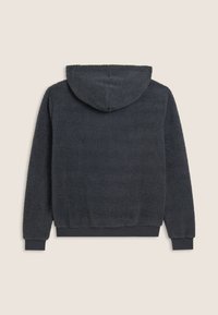 Sudadera con capucha de felpa gris oscuro, con una superficie suave y texturizada, que presenta una capucha y puños acanalados. El diseño es simple y casual, con un ajuste relajado.
