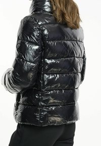 Czarna puchowa kurtka z błyszczącym wykończeniem, wyposażona w wysoki kołnierz, pikowany wzór oraz boczne zamki. Teksturowana, wyściełana i dopasowana sylwetka.