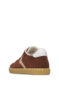Sneaker in suede marrone con un tallone bianco e una striscia laterale rosa chiaro. Presenta una suola in gomma texturizzata e una morbida fodera. Taglia 37.