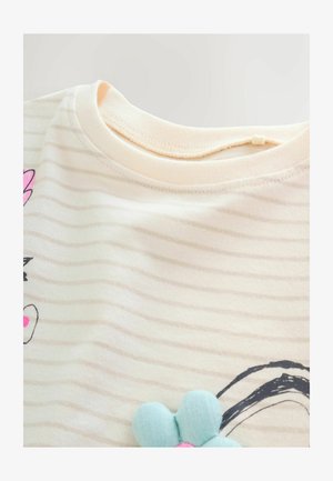 Tricou scurt cu mânecă scurtă, de culoare crem deschis, cu dungi orizontale, având un design grafic și un accent floral moale, căptușit, în culori pastel.