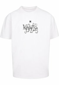 Hvid bomulds t-shirt med et sort grafisk print af stiliserede bogstaver "MOVE" og "JAZZ" i forskellige skrifttyper. Korte ærmer og rund hals.