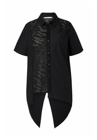 Zwarte shirt met korte mouwen, voorzien van een doorzichtige, gemusterde paneel aan één kant en een high-low zoomontwerp. Inclusief knoopsluiting aan de voorkant en zak.