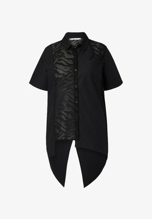 Chemise noire à manches courtes, avec un panneau en résille à motif zèbre et une coupe à ourlet asymétrique. Comprend une poche poitrine unique.