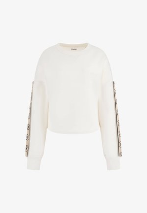 Korte witte sweatshirt met lange mouwen, voorzien van een textuurstof en een contrasterende streepaccent met een logopatroon langs de mouwen.