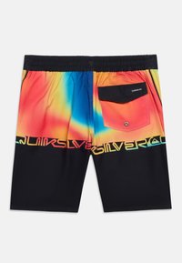 Shorts de bain pour homme avec ceinture élastique noire, moitié supérieure dégradé multicolore, moitié inférieure noire, poche arrière avec rabat et détail logo.