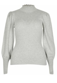 Ljusgrå ruggad tröja med hög, rynkad krage. Har långa, puffade ärmar och en figurnära siluett med ett triangulärt mönster på bröstet.