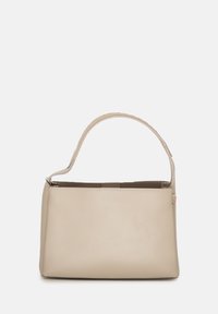 Borsa a tracolla in pelle beige con finitura testurizzata, forma rettangolare, manico curvo singolo e un sottile accento metallico sul lato.