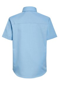 Camicia a maniche corte in tessuto azzurro chiaro, caratterizzata da un colletto standard, una texture liscia e un orlo curvo nella parte inferiore. Visto dalla parte posteriore.