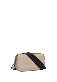 Beige Leder Umhängetasche mit rechteckiger Form, einem Reißverschluss und einem breiten schwarzen Tragegurt mit geprägtem Branding.