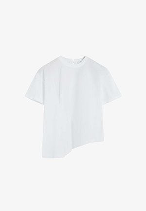 Top blanco de manga corta con cuello redondo, que presenta un dobladillo asimétrico y una textura suave para un diseño minimalista.