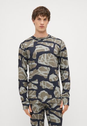Camisa atlética de manga longa em azul marinho, com um padrão de camuflagem em formas verde claro e bege, feita de um tecido liso e elástico.