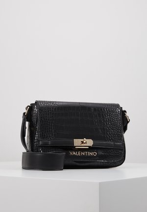 Borsa Valentino nera in pelle goffrata coccodrillo con chiusura e logo color oro, dotata di tracolla regolabile, esposta su una superficie bianca.