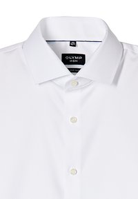 Witte, kort-sleeve overhemd met een geperforeerde afwerking, puntige kraag en vijf knopen. Het label zegt "OLYMP Super Slim."