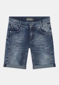 Blauwe denim shorts met een vervaagde afwerking, vijf zakken, metalen knoop en opgerolde mouwen. De stof lijkt stevig met een gladde textuur.