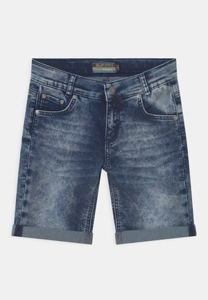 Blå denimshorts med en urblekt finish, fem fickor, metallknapp och upprullade fållar. Tyget verkar hållbart med en slät textur.