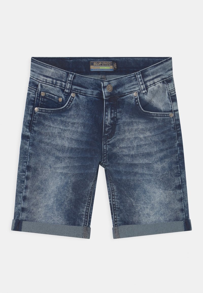 Blauwe denim shorts met een vervaagde afwerking, vijf zakken, metalen knoop en opgerolde mouwen. De stof lijkt stevig met een gladde textuur.