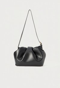 Borsa a tracolla in pelle nera con corpo arrotondato, design arricciato e cinturino sottile per la spalla. Presenta dettagli in metallo dorato.