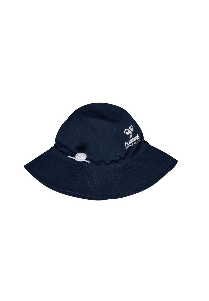 Marineblå bucket hat i lätt material. Har en bred skärm, justerbart band och en logotyp tryckt framtill.