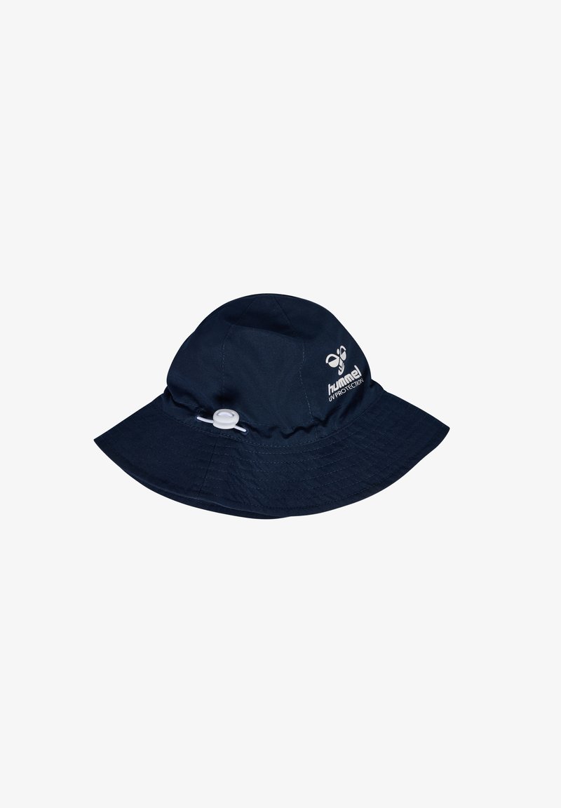 Marineblå bucket hat i lätt material. Har en bred skärm, justerbart band och en logotyp tryckt framtill.