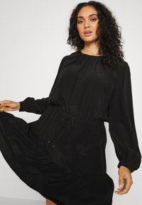 Tommy Hilfiger Curve SHORT DRESS - Vestido de dia - black