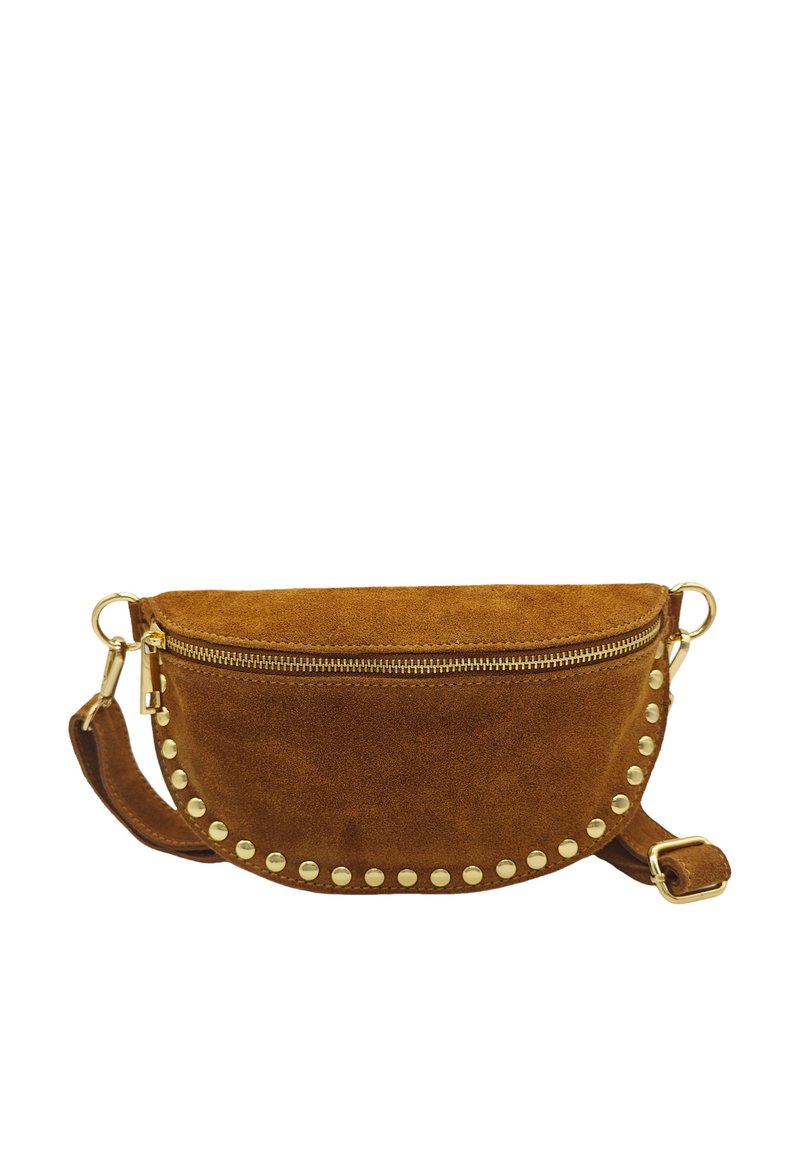 Sac bandoulière en daim marron de forme arrondie, avec une fermeture éclair dorée et des clous décoratifs dorés le long du bord. Sangle réglable incluse.
