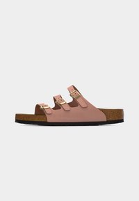 Ροζ σαγιονάρα με ανοιχτά δάχτυλα, τρεις ρυθμιζόμενες λουρίδες με μπρούτζινες πόρπες και πάτο από φελλό σε μαύρη σόλα, εμφανίζεται από το πλάι.