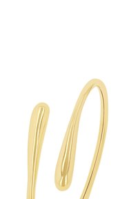 Pendientes de metal en tono dorado con un diseño suave y curvado. Presentan dos piezas alargadas en forma de gota con un acabado pulido.