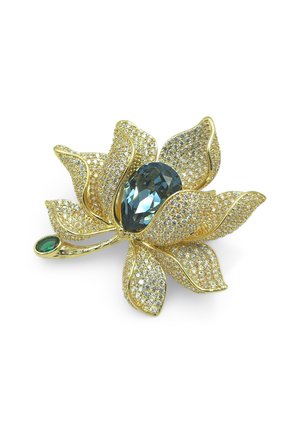 Spilla floreale in tono oro con un grande centro in pietra blu, circondato da piccole pietre trasparenti, e con due foglie decorative e una pietra verde.