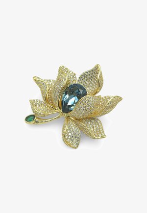 Goldfarbener Blumenbrosche mit einem großen blauen Edelstein in der Mitte, umgeben von kleineren klaren Steinen, ausgestattet mit zwei Akzentblättern und einem grünen Stein.