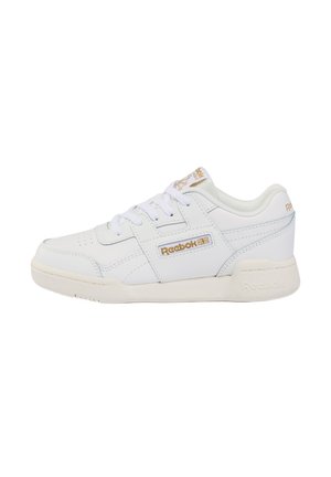 Weißer Reebok-Sneaker mit goldenem Logo, Schnürverschluss und gepolsterter Sohle, von der Außenseite auf weißem Hintergrund gezeigt.