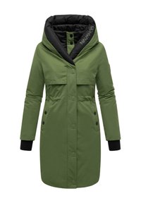 Groene lange parka met een zwarte binnenvoering, oversized capuchon, twee borstzakken, verstelbare taille en zwarte afwerking aan de manchetrand.