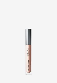 Concealer i en klar cylindrisk tub med ett silverfärgat vridlock. Flytande konsistens är synlig, i en ljusbeige nyans. Varumärkesnamn visas tydligt.