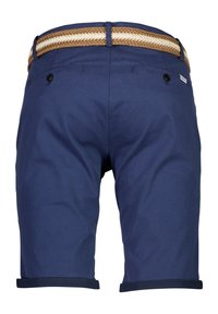 Pantaloni corti blu navy con tessuto testurizzato, dotati di una cintura intrecciata beige e bianca, due tasche posteriori e orli arrotolati.