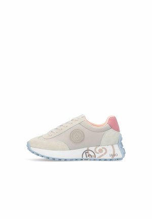 Baskets basses beige et rose avec semelle blanche, logo sur le côté et semelle intermédiaire à motifs sur une semelle extérieure crantée gris clair.