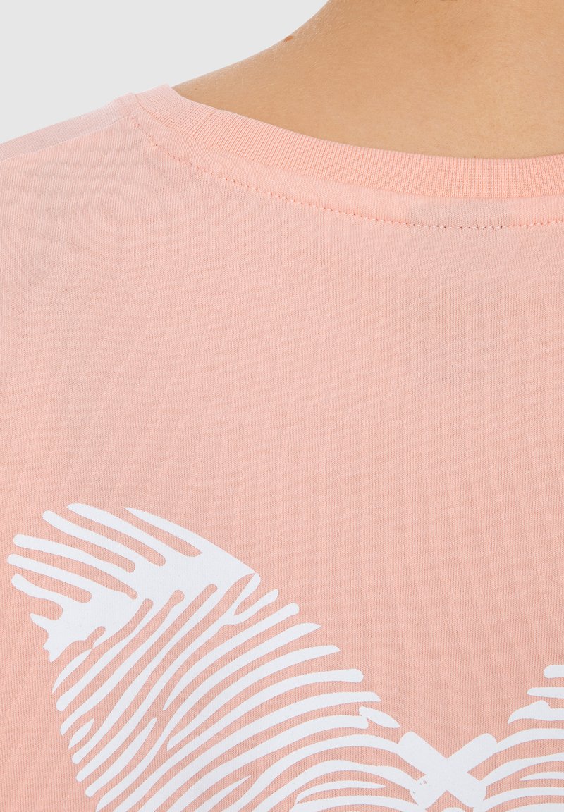 Scollo posteriore di una camicia rosa chiaro con motivo farfalla astratto bianco a righe parzialmente visibile sul tessuto.