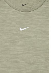 Jasnooliwkowa, krótki rękaw, koszulka o fakturowanym wykończeniu z białym logo Nike w kształcie suwaczka nadrukowanym na klatce piersiowej, okrągły dekolt.