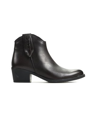 Czarny skórzany botek za kostkę na obcasie typu klockowego o wysokości 5 cm, z pętelką do zakładania po zewnętrznej stronie, charakteryzujący się gładkim wykończeniem i zaokrąglonym noskiem.