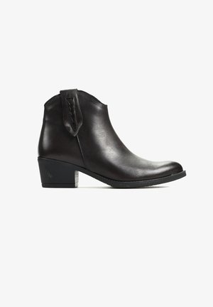 Czarny skórzany botek za kostkę na obcasie typu klockowego o wysokości 5 cm, z pętelką do zakładania po zewnętrznej stronie, charakteryzujący się gładkim wykończeniem i zaokrąglonym noskiem.