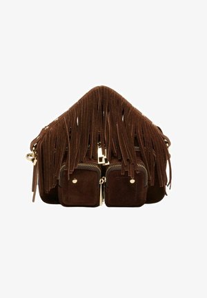 Bruine suedine handtas met lange franjes aan de bovenkant, twee ritszakken aan de voorkant en accenten in goudkleurige hardware.