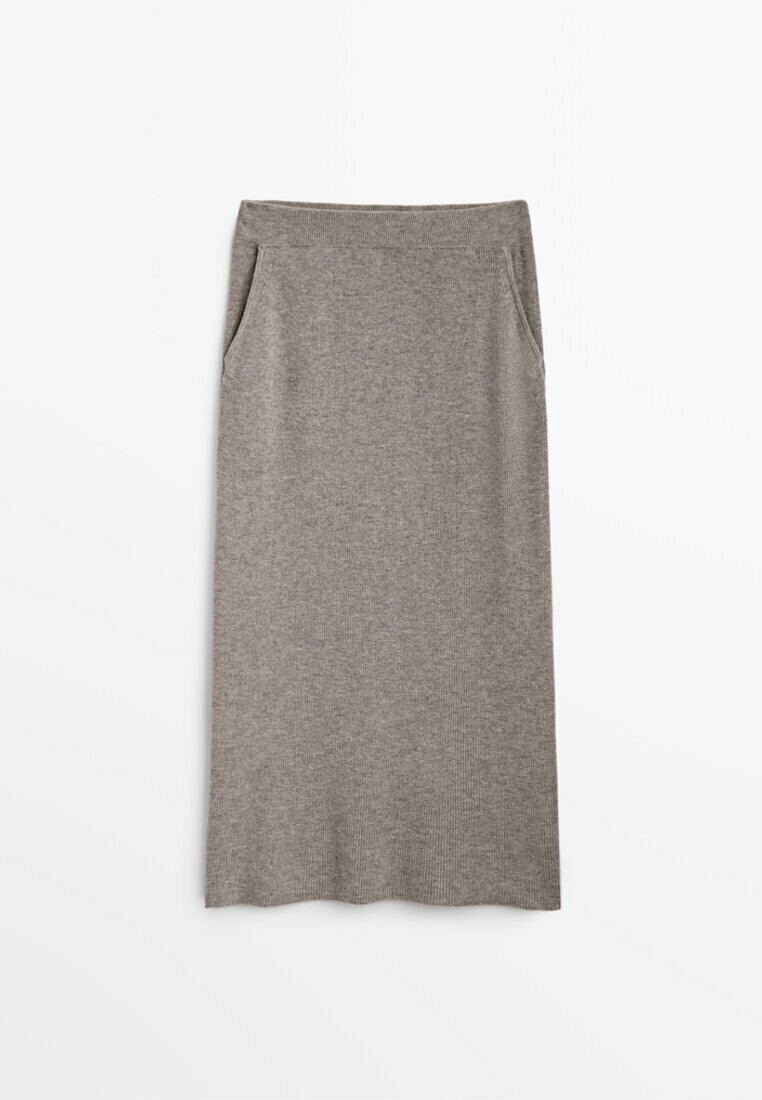 Jupe midi grise en tissu doux et extensible. Dotée d'une ceinture ajustée et de deux poches latérales. Texture lisse avec un motif côtelé.
