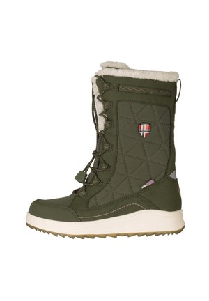 Olivgrüner Winterstiefel mit weißem Kunstfellfutter, gesteppten Seiten, Schnürung vorne, Gummisohle und einem kleinen norwegischen Flaggenemblem.