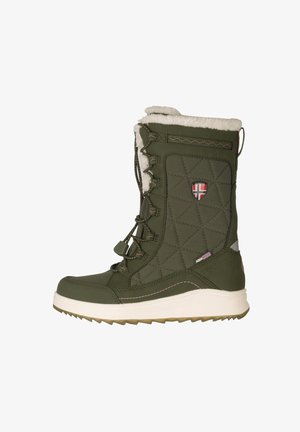 Bota de invierno verde oliva con forro de piel sintética blanca, lados acolchados, parte delantera con cordones, suela de goma y un pequeño emblema de la bandera noruega.