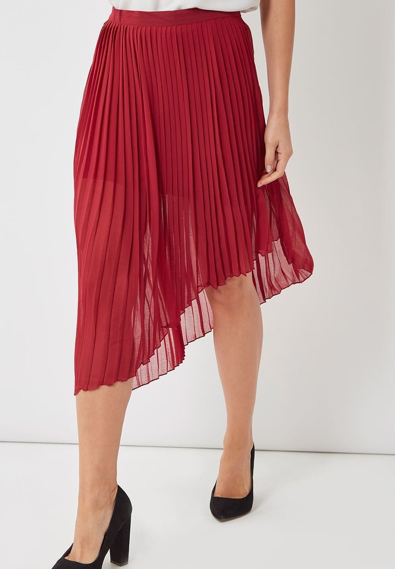 Falda plisada roja con un diseño fluido, hecha de material ligero. Cuenta con un dobladillo asimétrico y una cinturilla suave.