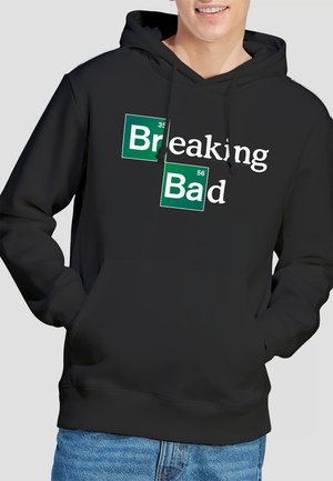 Schwarzer Hoodie mit dem Schriftzug "Breaking Bad" in Weiß und grünen sowie weißen Quadrat-Elementen, aus weichem Stoff mit einer Kängurutasche.