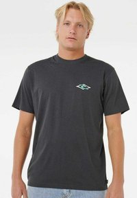 Zwarte katoenen t-shirt met korte mouwen, voorzien van een klein turquoise logo op de borst. Eenvoudig ontwerp, standaard ronde hals.