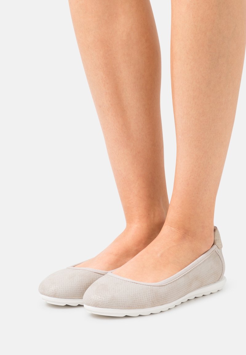Ballerines gris clair avec une tige texturée, semelle blanche flexible, bout rond et col élastiqué pour un ajustement confortable.