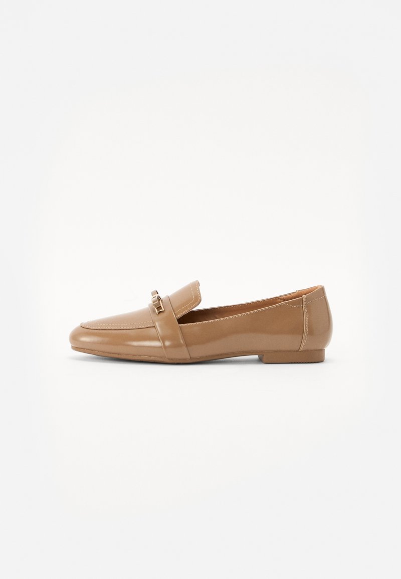 Mocassins en cuir verni tan avec un bout rond, dotés d'une sangle décorative et d'un petit accent en métal, montés sur un petit talon plat.