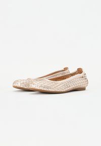 Ballerines tressées en métal rose doré avec un bout rond, semelle flexible et texture lisse ; présentant un profil bas pour un enfilage facile.