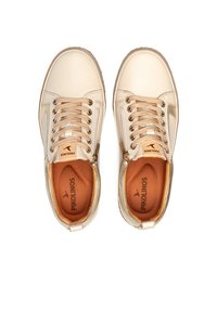 Beige leren sneakers met gouden accenten, ronde neus, vetersysteem, merk-inlegzool, zijritsdetail, gestructureerd oppervlak en tan interieur.